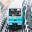 La mañana de este sábado el Metro de Santiago informó el cierre de cinco estaciones de la Línea 5, producto de una persona en la vía. Pasados los minutos, se reportó que \\\'se normaliza el servicio\\\'.