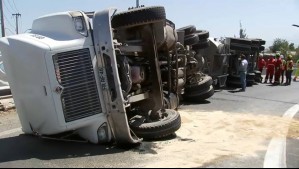 Camión con cemento vuelca en salida del Acceso Sur a Santiago: Se registra gran atochamiento en ingreso a Américo Vespucio