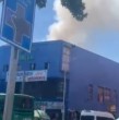 Un incendio se registró la tarde de este sábado en la intersección de calle Maipú con la Alameda, comuna de Santiago Centro, Región Metropolitana. El siniestro afectó a una galería comercial del sector. ¡Detalles!
