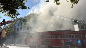 Incendio afecta a una galería comercial de Santiago Centro: Bomberos se encuentra trabajando en la emergencia