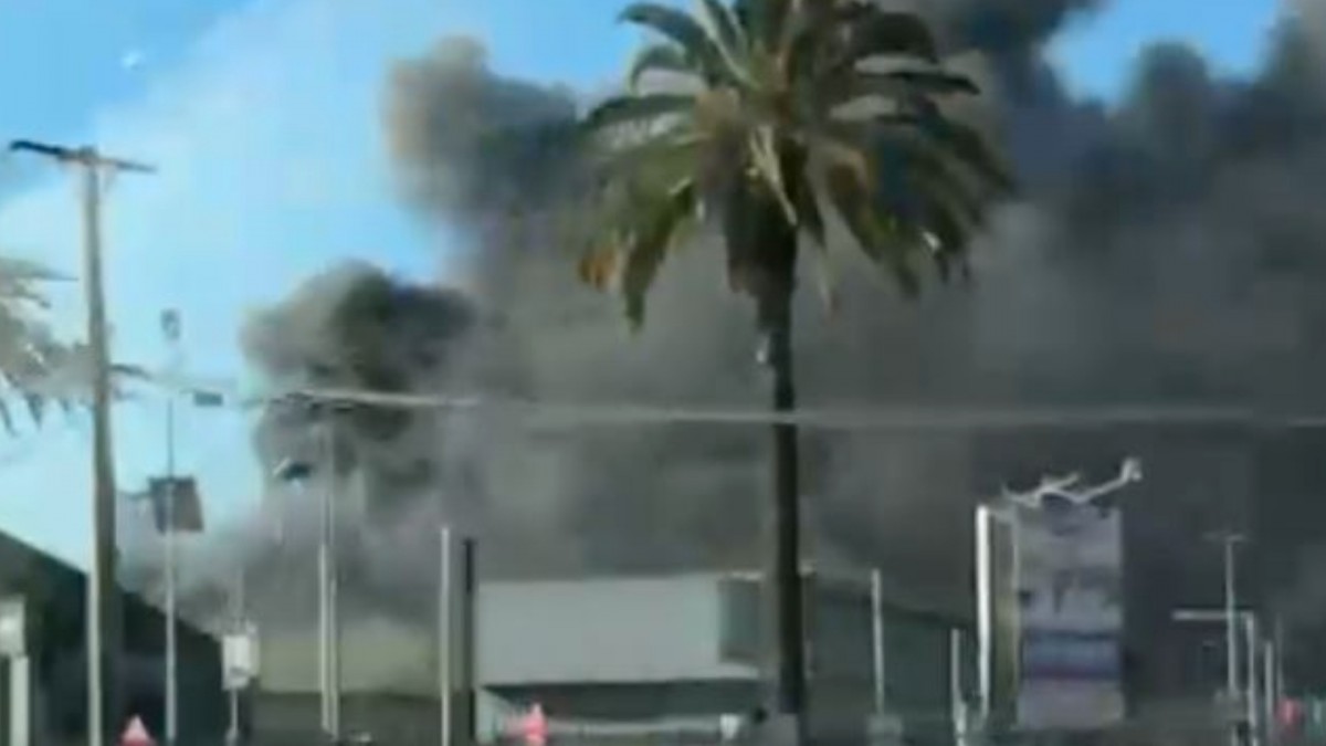 Incendio afecta las inmediaciones del Mallplaza Norte: Bomberos trabaja en la emergencia