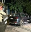 En medio de su intento de fuga, los sujetos arrojaron miguelitos a la ruta. Desde Carabineros señalaron que el funcionario que conducía el vehículo resultó ileso.