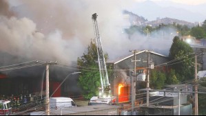 Empresa Aki KB lamenta incendio en sus bodegas de Huechuraba y toma contacto con clientes afectados para 'evaluar pasos a seguir'