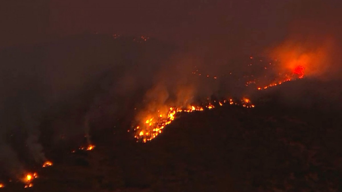 Incendio forestal en Las Condes: Brigadas monitorearán cerro durante la noche