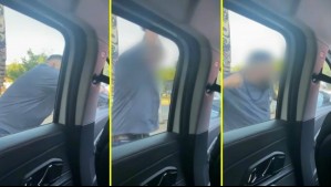 Graban violenta reacción de conductor por adelantamiento: Se bajó de su auto y destrozó parte del vehículo de una mujer