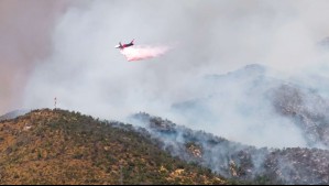 Incendio forestal en Las Condes: Continúa combate aéreo y terrestre del fuego que ya ha consumido más de 800 hectáreas