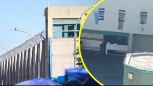 Video muestra cómo reos de Santiago 1 recogen 'pelotazos' desde el exterior