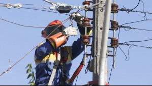 Corte de luz afectó a más de 140 mil clientes en la Región Metropolitana en víspera de Año Nuevo