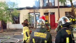Voraz incendio consumió casona en Santiago Centro: Vecinos del sector debieron ser evacuados