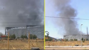 Tras 17 horas de combate: Incendio en bodegas aún no ha sido controlado en comuna de Lo Espejo