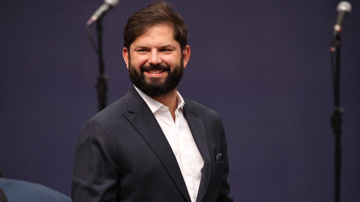 'Usted es un clon de la Violetita': Las fotos familiares que compartió el Presidente Boric para recibir el 2026