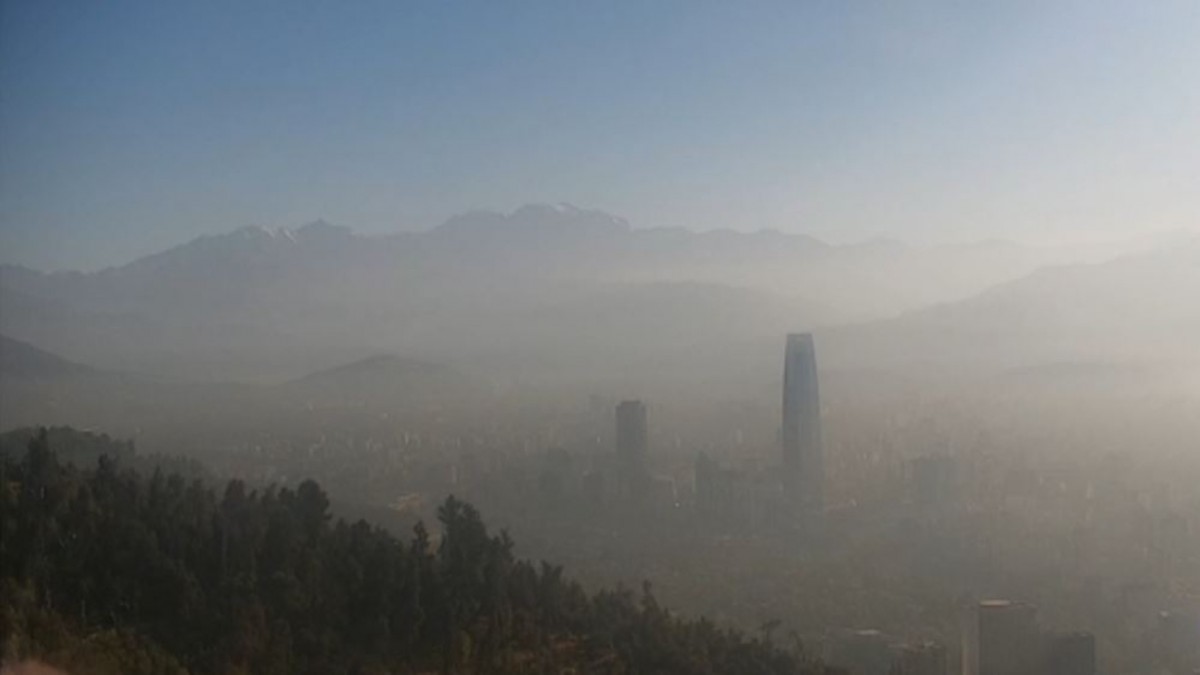 Humo y olor a plástico quemado cubren Santiago: ¿De dónde viene y cuándo se irá?