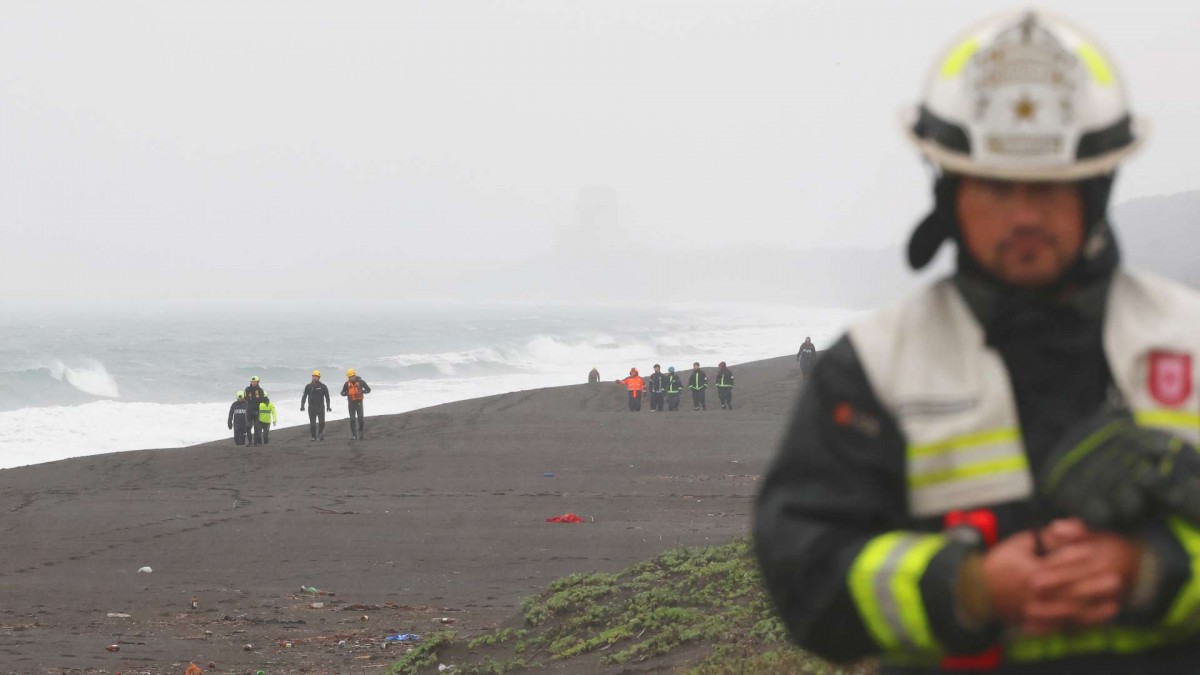 Armada busca a joven de 19 años que desapareció tras voltearse tabla con la que nadaba
