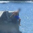Mira los registros que hay de personas lanzándose piqueros en sectores rocosos de la playa Las Torpederas de Valparaíso. Advierten que estas maniobras son peligrosas y pueden afectar la integridad física.