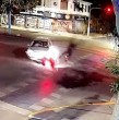 Mira el video que muestra el momento exacto en que un auto chocó en la madrugada de este viernes a un carabinero de civil que iba a bordo de su motocicleta. El funcionario voló por varios metros hasta caer a la calzada.