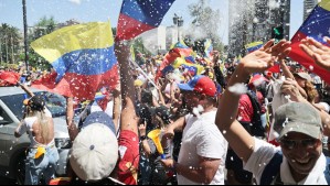 'Vemos luz en el camino': Continúan masivos festejos de venezolanos en Santiago por detención de Maduro