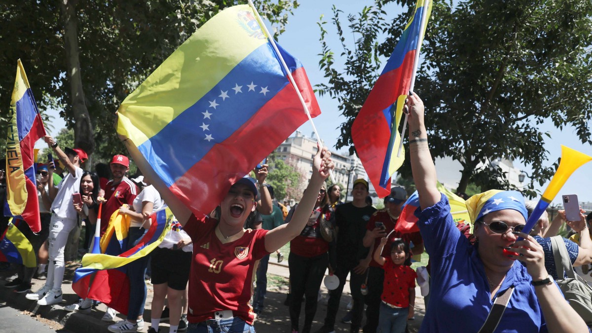 'Lo que ha hecho es destruir a mi país': Celebraciones de venezolanos por caída de Maduro no paran en el centro de Santiago