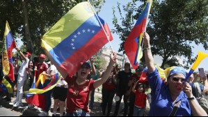 'Lo que ha hecho es destruir a mi país': Celebraciones de venezolanos por caída de Maduro no paran en el centro de Santiago