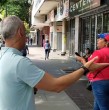Un tenso momento vivió el corresponsal de Meganoticias, Fernando Tineo, desde Caracas, luego de que una partidaria del colectivo chavista lo grabara con su celular en medio de su despacho en vivo. Revisa el momento.