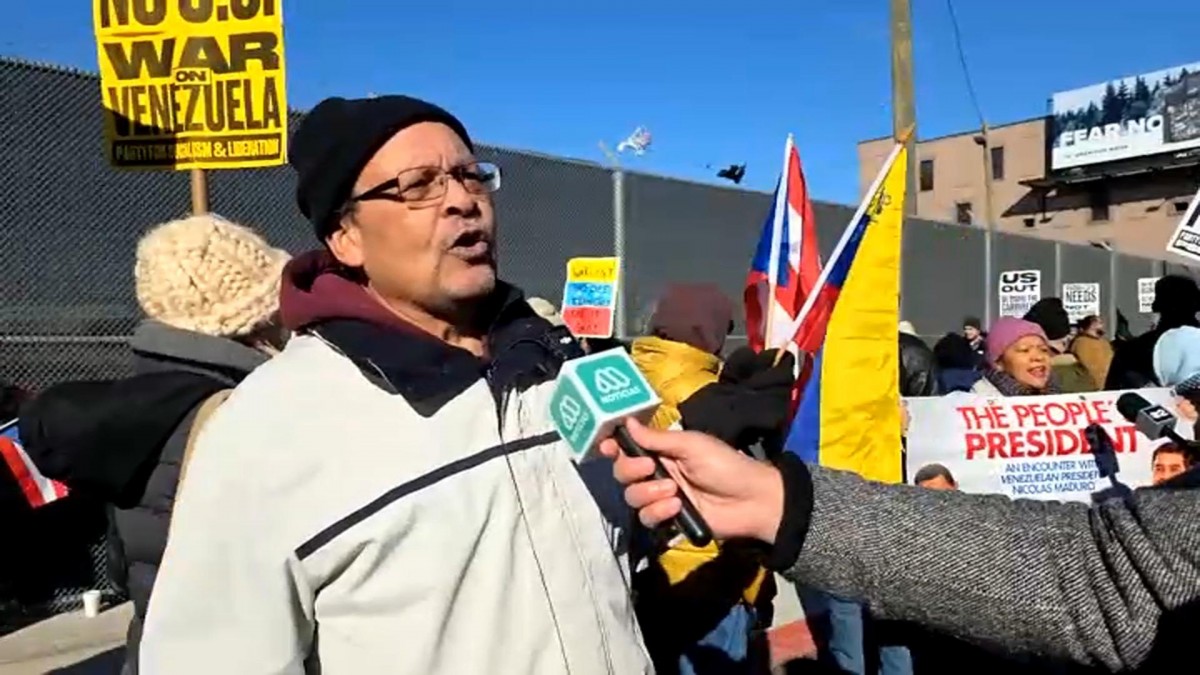Hombre que dice haber sido guardaespaldas de Maduro protesta en las afueras de cárcel en Nueva York: 'El capitalismo no respeta'