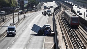 Dos fallecidos deja colisión en Américo Vespucio: Vehículo realizó maniobra marcha atrás y fue alcanzado por un camión