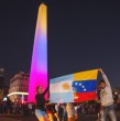 Descubre el homenaje que realizó Argentina a Venezuela en el Obelisco en medio de las celebraciones de venezolanos en Buenos Aires tras la captura de Nicolás Maduro. Se iluminó con los colores de la bandera.