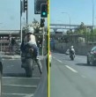 Un video enviado a Megadenuncias muestra a un motociclista circulando por la Ruta 5 hacia el sur trasladando a una niña que no cumpliría la edad mínima ni las condiciones exigidas por la normativa.