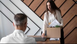 El extraño caso español en que trabajadora fue despedida por llegar repetidamente media hora antes a su trabajo