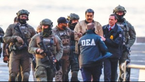 Esposado, con uniforme de preso y rodeado de policías: Así estaba Maduro al momento de su traslado al tribunal