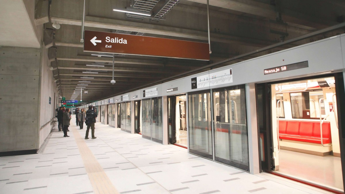 Metro de Santiago cierra una estación de Línea 3 por procedimiento de Bomberos