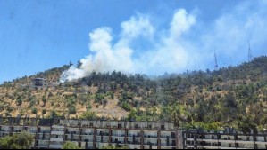 Controlan incendio forestal en cerro San Cristóbal: Parque Metropolitano permanece cerrado para terminar de combatir el fuego