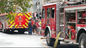 Incendio afecta a subterráneo de edificio del centro de Santiago