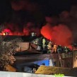 Si bien Bomberos no reporta personas heridas, las familias que residen en el inmueble debieron ser evacuadas y permanecen en la vía pública a la espera de que los equipos logren controlar el fuego.