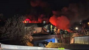 Voraz incendio afecta a cité en el centro de Santiago: 30 personas fueron evacuadas