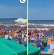 Una gran ola sorprendió en Argentina a las personas que estaban disfrutando de un día de playa. El hecho dejó a un joven fallecido y más de 30 heridos. Revisa las imágenes que captaron el momento.