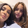 A través de su Instagram, Pamela Díaz compartió una serie de videos compartiendo con su hija Pascuala y se preguntó irónicamente cuándo será el momento para que regrese a clases.
