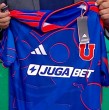 Universidad de Chile presentó sus nuevas camisetas para la temporada 2026. Una de ellas está inspirada en la de 1996, cuando los azules llegaron a semifinales de la Copa Libertadores.