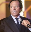 Julio Iglesias negó acusaciones de agresiones sexuales reveladas por un reportaje periodístico. El cantante anunció que se defenderá mientras la Fiscalía de España abrió una investigación.
