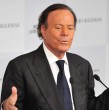 Julio Iglesias usó sus redes sociales para desmentir las acusaciones de agresión sexual en contra de dos extrabajadores. El cantante, además, anunció que se defenderá.