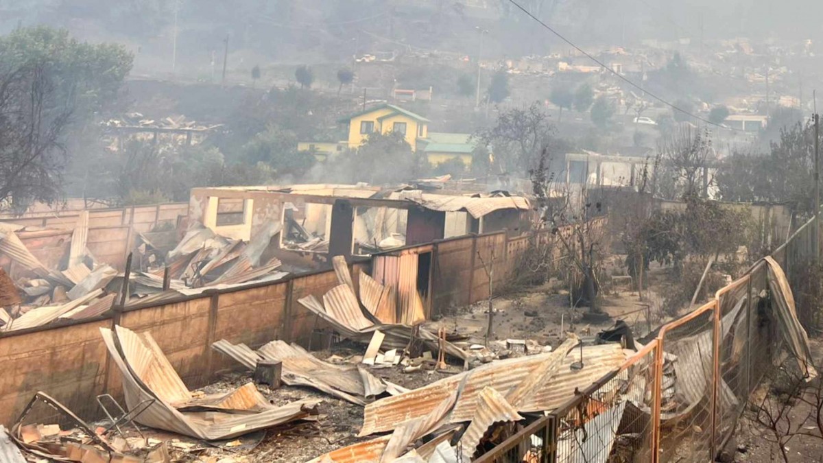 Casas completamente destruidas: Imágenes muestran cómo amaneció Lirquén tras incendios forestales