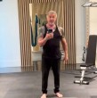 A los 79 años, Sylvester Stallone sorprendió al mostrar su trabajada condición física. El actor compartió un mensaje motivacional y guiños a Rocky, recibiendo elogios de sus seguidores.