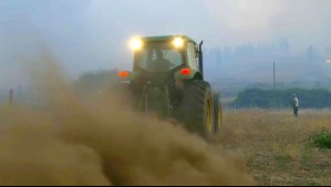 Tractor realiza cortafuegos para evitar propagación de las llamas en Los Ángeles