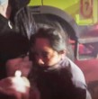 Un video que se viralizó en redes sociales mostró el momento exacto en que una madre entregó a sus mellizas de dos años a bomberos para salvarlas de las llamas de incendio forestal. Afortunadamente, la mujer también sobrevivió.