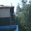 Vecinos de Concepción están mojando sus viviendas para enfriarlas ante el peligro de que sean alcanzadas por incendios forestales en el sector de Puente 4. El viento ha complicado el combate del fuego.