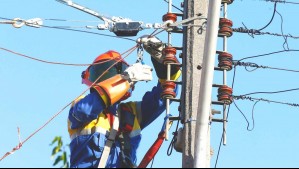 Confirman cortes de luz en 12 comunas de la RM este jueves: Revisa los sectores afectados