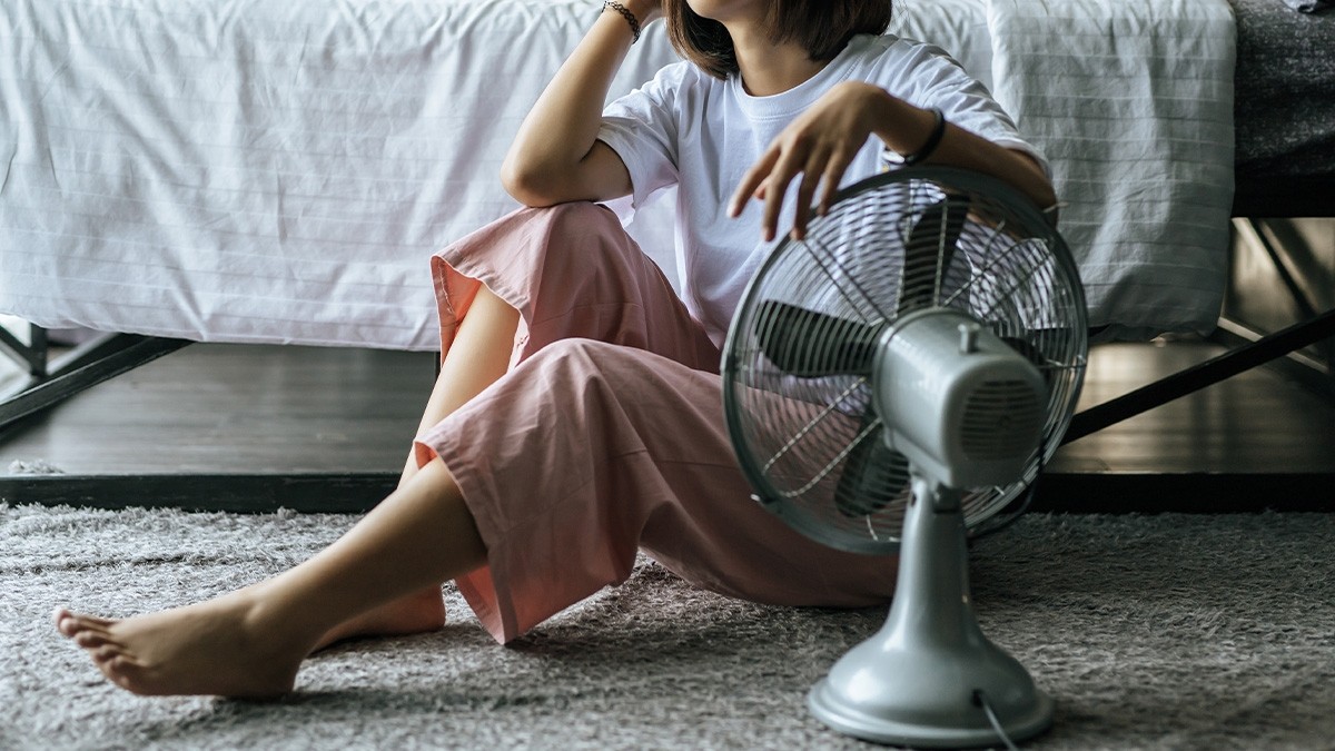 Pintura hecha con plumavit reciclado busca reducir el calor al interior de las viviendas