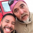 Registros de las personas damnificadas dieron cuenta de la ayuda del comediante Pastor Rocha en la región del Bío Bío, quien posteriormente se encontró con El Flaco en una brigada de bomberos.