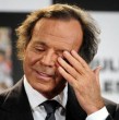 Julio Iglesias negó acusaciones de delitos sexuales hechas por dos extrabajadoras y difundió chats que, según él, prueban su inocencia y evidencian incoherencias en las denuncias.