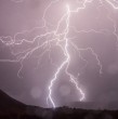 La Dirección Meteorológica de Chile (DMC) mantiene vigentes dos avisos por probables tormentas eléctricas para zonas de seis regiones del país. El fenómeno podría durar hasta cinco días en algunos sectores. ¡Detalles!