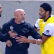Jorge Sampaoli protagonizó una fuerte polémica en el empate de su equipo ante su clásico rival, América Mineiro, tras un cruce con el entrenador rival, quien se burló de su estatura. El argentino tuvo que ser contenido por su staff.